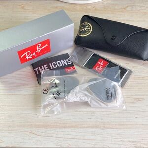 Ray-Ban Black Sunglasses with Accessories rb3025